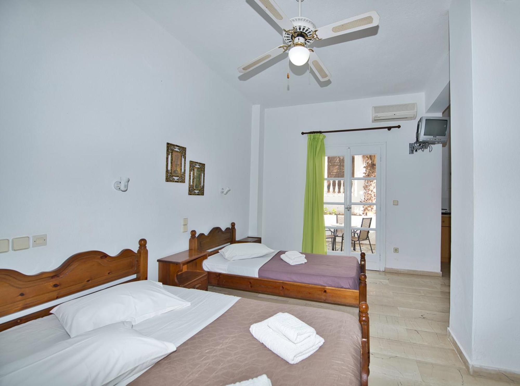 Kamári Ira Apartments מראה חיצוני תמונה